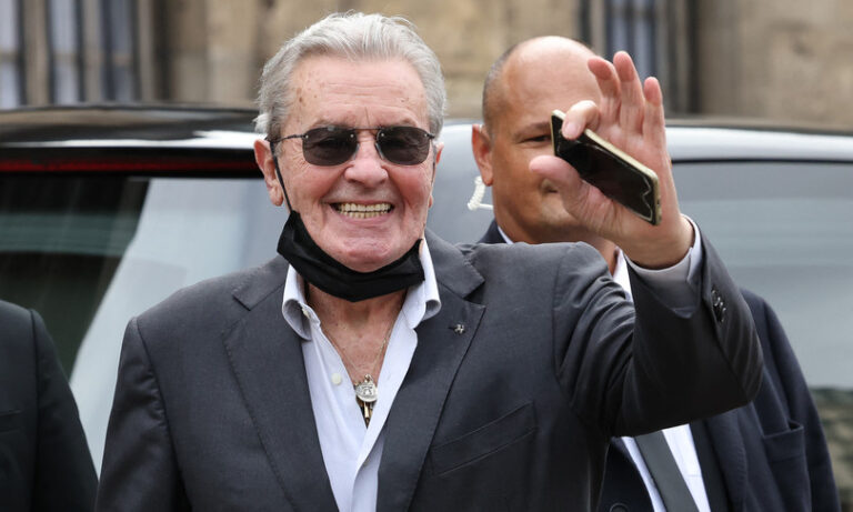 Alain Delon, perquisita la casa della badante. I figli temono per l’eredità