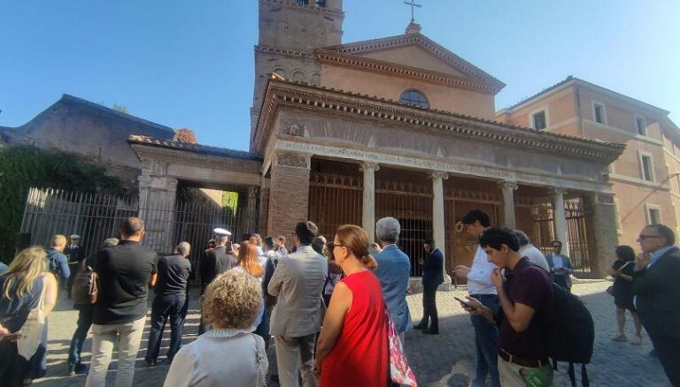 Una targa in memoria dell’attentato nella Chiesa di San Giorgio al Velabro