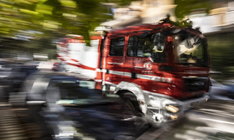 Cosparge di benzina una donna e la sua auto, degenera una lite di condominio
