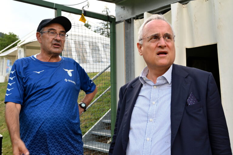 Calcio, tensioni nella Lazio. La squadra sta con Sarri: in caso di divorzio a rischio tre rinnovi