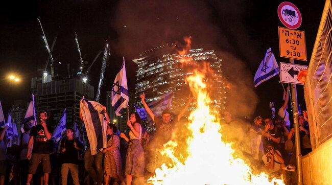 Israele, proteste e scontri dopo il via libera alla riforma della giustizia