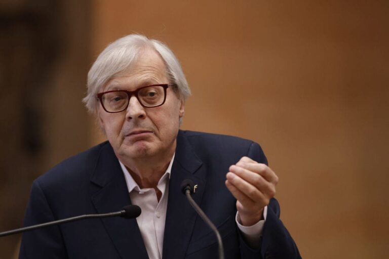 Sgarbi senza vergogna al Maxxi, parolacce e sessimo. Scoppia la polemica: “Si dimetta”