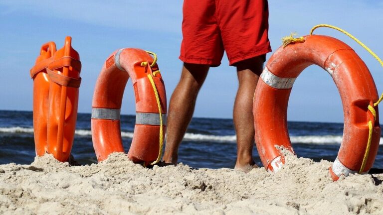 Ostia, si fa il bagno e muore davanti agli occhi della madre