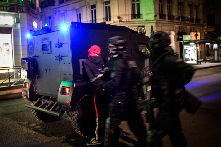 La rivolta in Francia: quarta notte di violenze, un morto e 1.300 arresti
