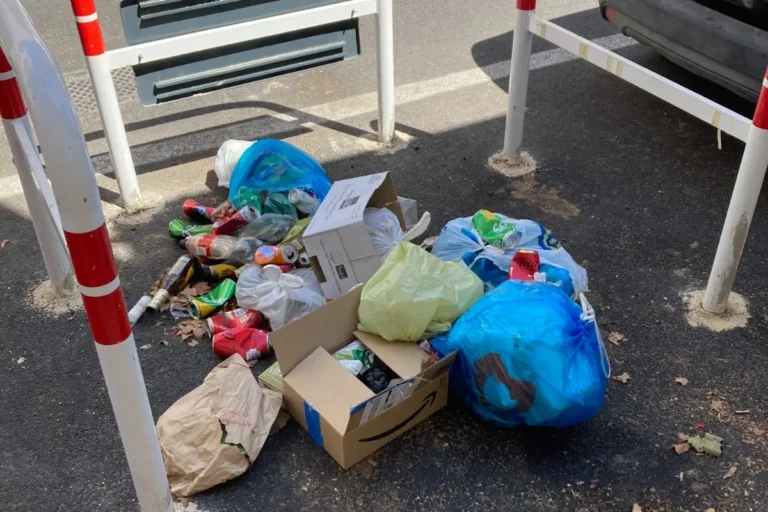 Deposito per i mastelli usato come discarica in pieno centro