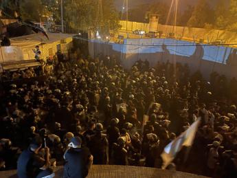 Iraq, proteste contro rogo Corano: a fuoco ambasciata svedese a Baghdad