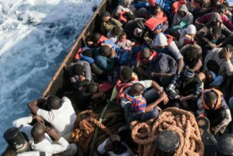 Migranti, sbarchi senza sosta a Lampedusa: oltre 1.800 nell’hotspot