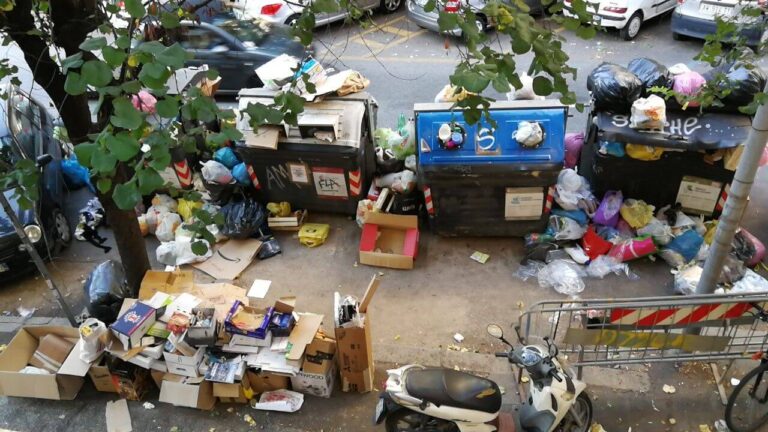 La giornata nera a Roma per i rifiuti, mille tonnellate per strada