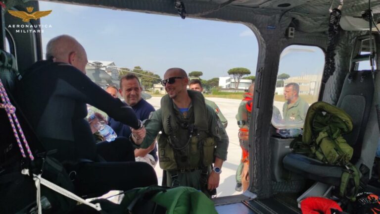 Pratica di Mare, elicottero dell’Aeronautica militare recupera un sommozzatore
