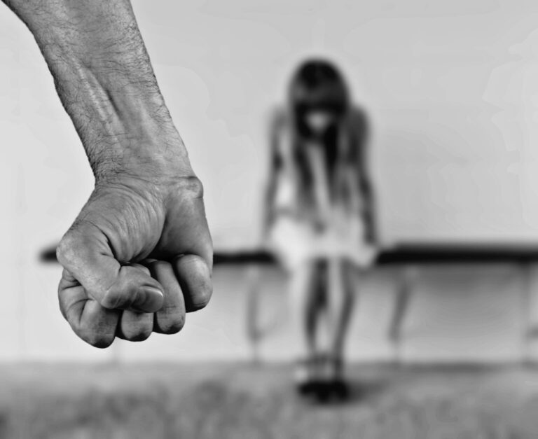 Violenza donne, aumentano le chiamate delle over 60. L’aggressore è soprattutto italiano