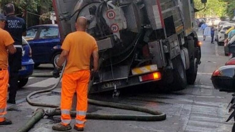 Quartiere Trieste: La strada collassa sotto il peso del camion e si apre una voragine