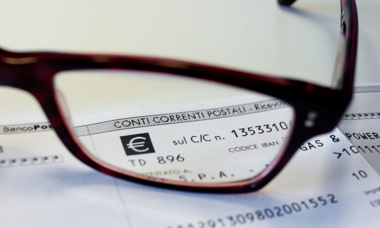 Cala ancora la bolletta del gas, ogni famiglia spende 1.484 euro l’anno