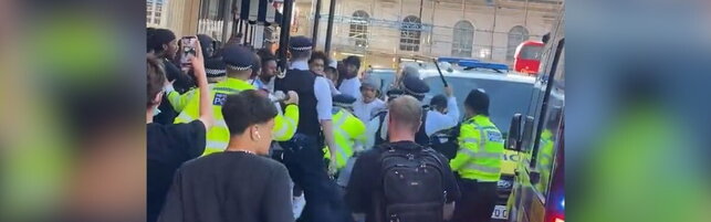 Londra, sale l’allarme per le baby gang dopo il saccheggio di massa organizzato via social a Oxford Street