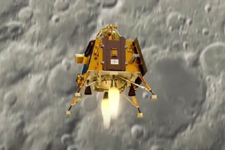 Sbarco sulla Luna, successo indiano: la missione Chandrayaan-3 ha toccato il suolo