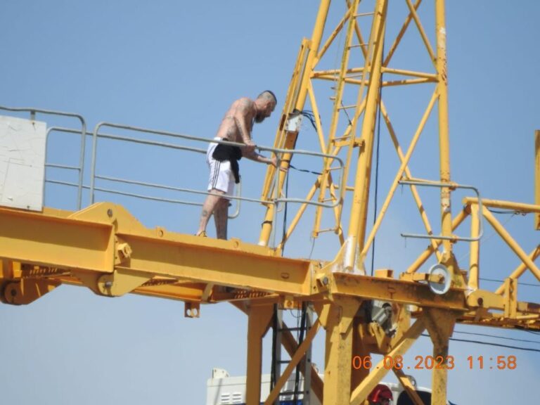 Carcere di Rebibbia, detenuto sale su una gru per protesta