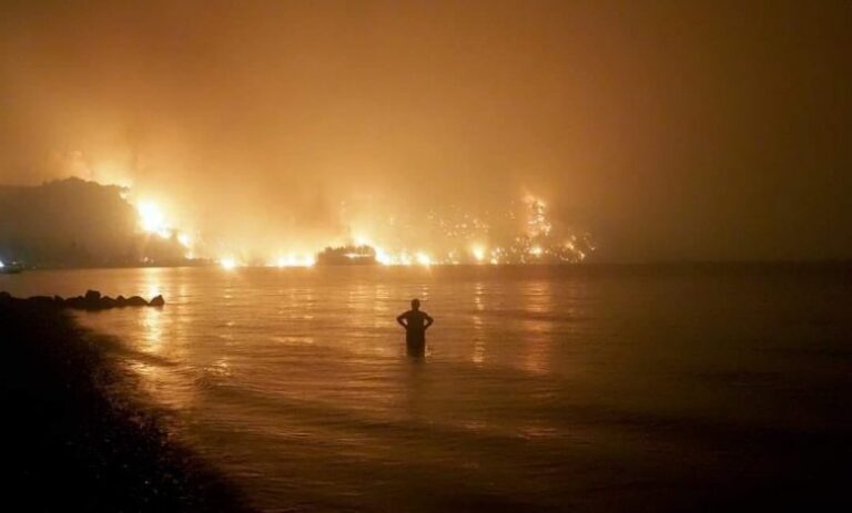 In Grecia il più vasto incendio di sempre in Europa: bruciati 81mila ettari, 20 morti