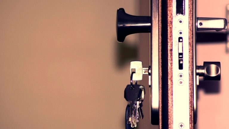 Colla sulla porta, poi la aprono con l’acido nitrico: la tecnica dei ladri d’appartamento