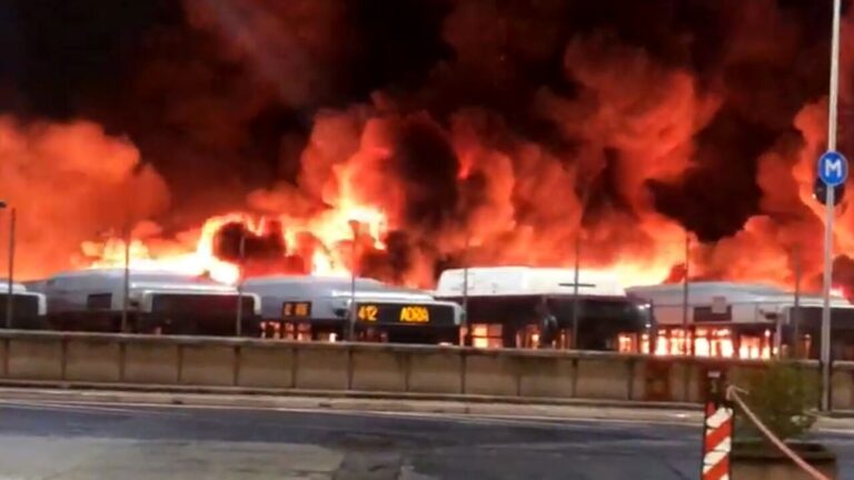 In quattro a rischio processo per il rogo al deposito Atac di via Prenestina