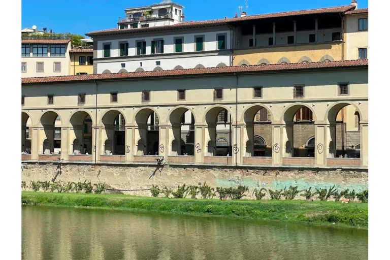 Colonne del Corridoio Vasariano imbrattate: identificati 11 turisti tedeschi