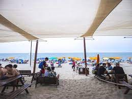 Un uomo annega davanti alla spiaggia di Capocotta