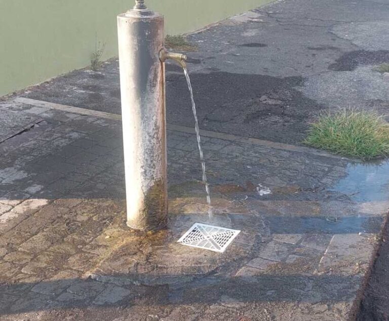 Acqua sprecata dalla fontanella della stazione di Ladispoli