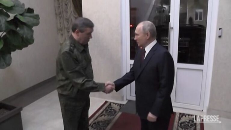 Putin visita postazione comando russo a Rostov