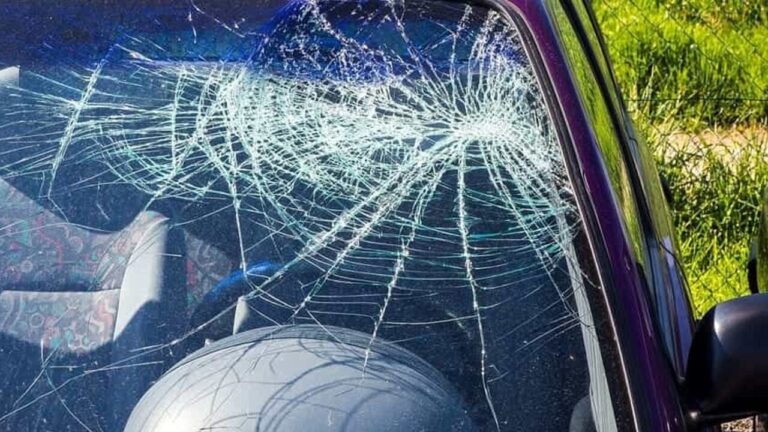 Armato di sampietrino spacca i parabrezza delle auto in sosta