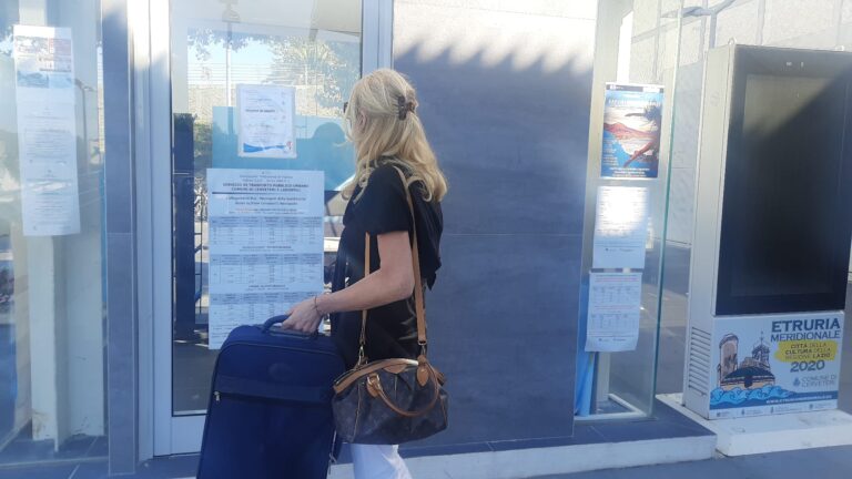 Stazione di Marina di Cerveteri , il point turistico è chiuso