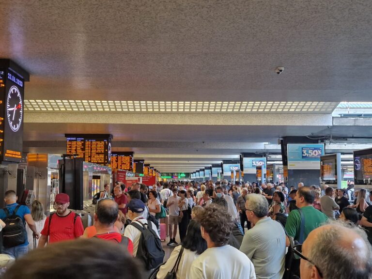 Persona uccisa da un treno a Roma. Si ferma la linea per Napoli. Caos a Termini