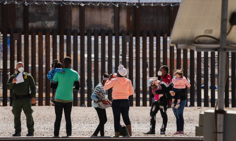 Record di migranti al confine tra Stati Uniti e Messico