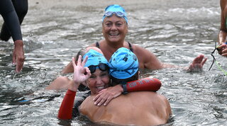 Novella Calligaris a 68 anni attraversa a nuoto lo Stretto di Messina