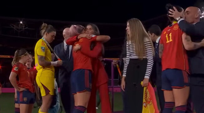 Bacio a Hermoso, la Procura spagnola accusa Rubiales di aggressione sessuale