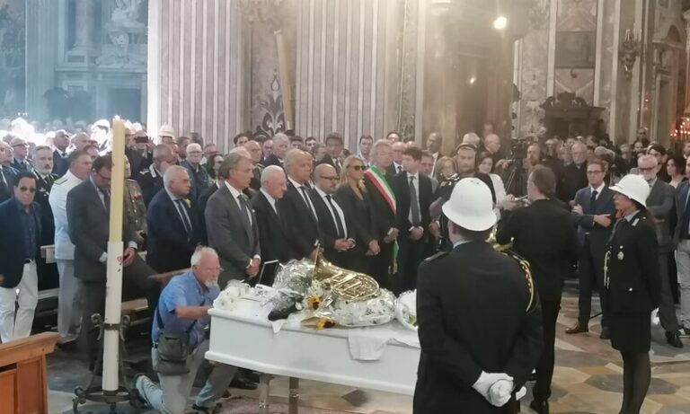 Musicista ucciso a Napoli, l’arcivescovo ai funerali: “L’ennesimo figlio colpito senza motivo”