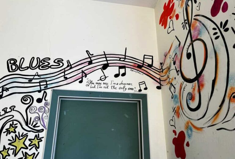 Alla Ladispoli 1 si torna tra i banchi con le aule dipinte da Coloriamo