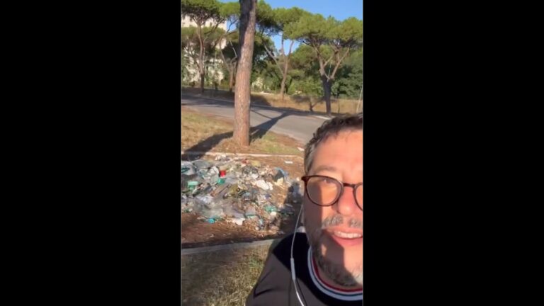 Salvini passeggia per Roma: “Bella, ma tra i monumenti monnezza, monnezza, monnezza…”