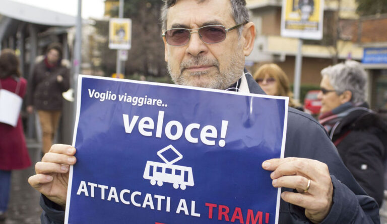 Attaccàti al tram, un flash mob per nuove linee a Roma