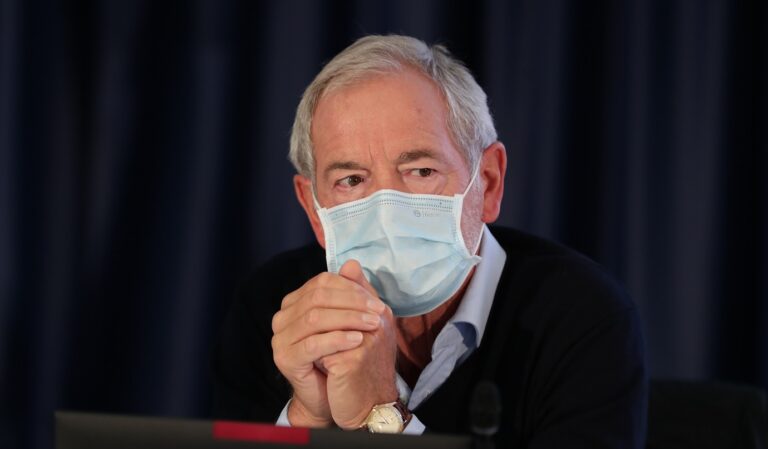 Covid, in Lombardia torna la mascherina in ospedali e Rsa