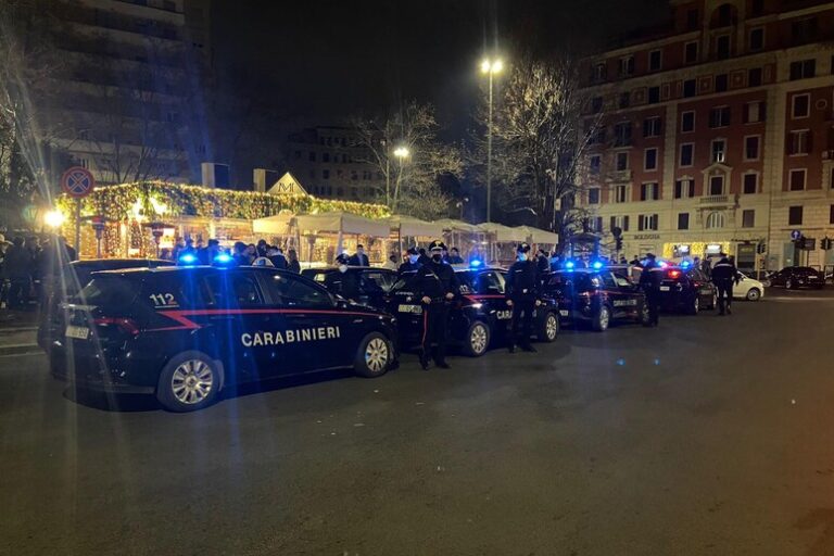 Trastevere, proteste dei residenti per il caos: baby gang vandalizza un palazzo