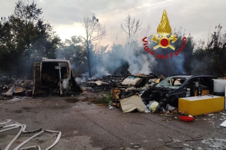 Roma, a fuoco nella notte discarica abusiva a via di Cervara