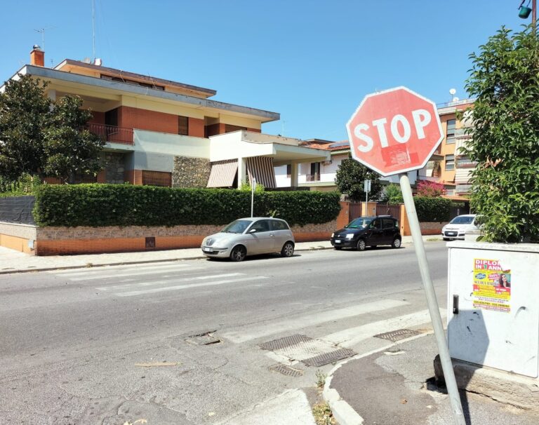 Marciapiedi intransitabili e segnali stradali nel degrado Esposto dei consiglieri PD