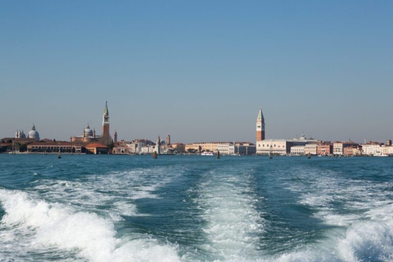 Biglietto da 5 euro per entrare a Venezia, Brugnaro: “Difendiamo la città dal turismo di massa”