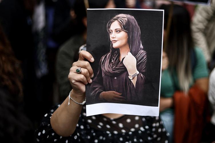 Mahsa Amini, manifestazione oggi in Iran: agenti sparano sui manifestanti