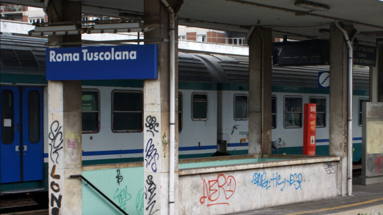 Stazione Tuscolana, cadavere trovato tra i binari adibiti alla manovra dei treni