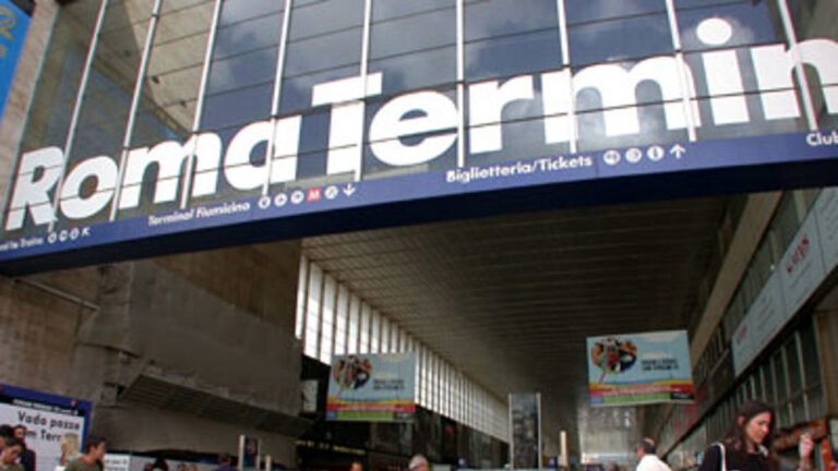 Stazione Termini, trovato cadavere sui binari: è un uomo di 64 anni. Circolazione treni in tilt