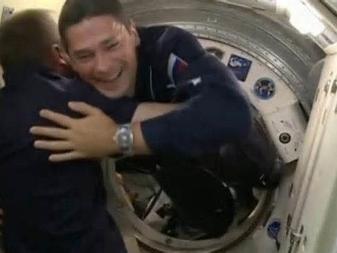 La Soyuz si è agganciata alla Iss: salgono a bordo due russi e un’americana: Andiamo d’accordo