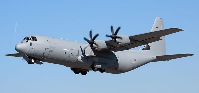 Il ministro Crosetto: “Un aereo C130 porta i primi aiuti umanitari per Gaza”