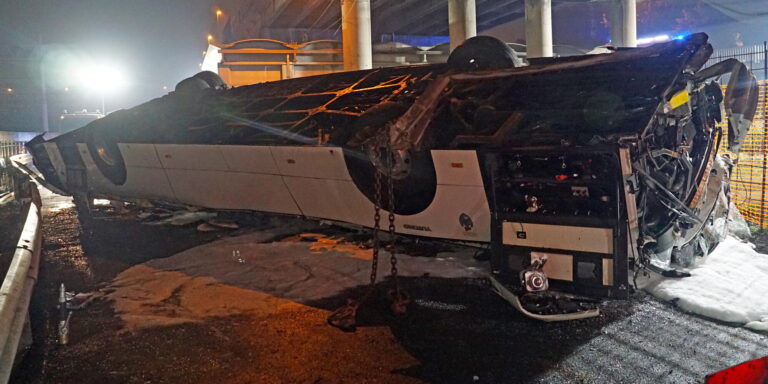 Tragedia a Mestre: bus di turisti stranieri cade da un cavalcavia: 21 morti e 15 feriti