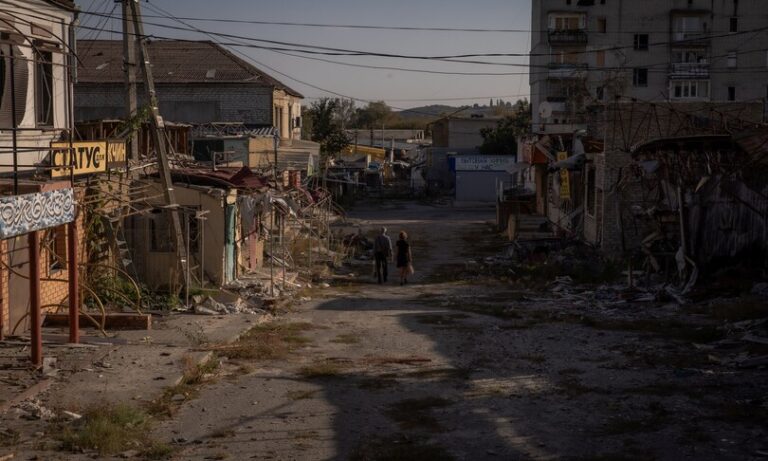 Ucraina, missili russi su un supermercato a Kupiansk, 49 morti