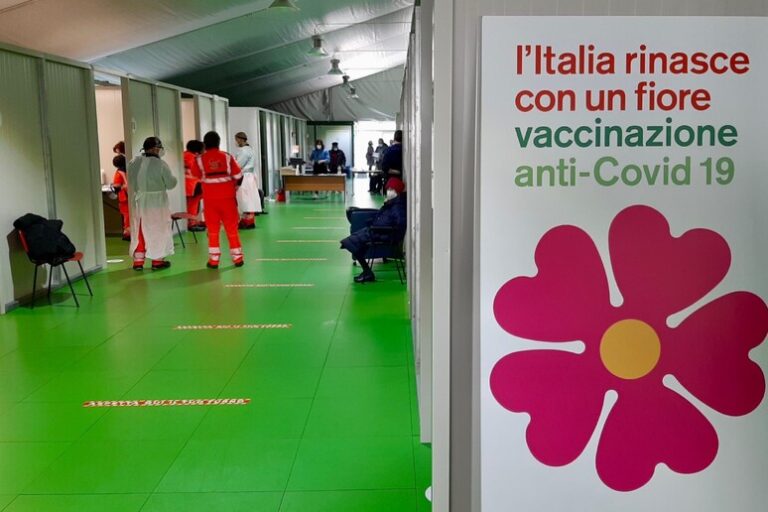 Lazio, al via vaccini anti-Covid, si parte da operatori sanitari