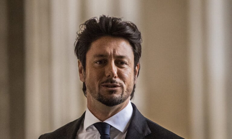 “Dispiaciuto per l’imbarazzo creato”. Giambruno non condurrà più in video